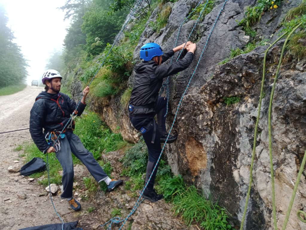 Escalade sur paroi naturelle